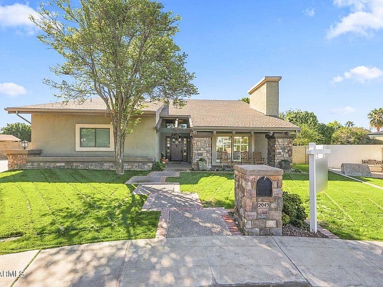 2045 N GENTRY -- photo 1