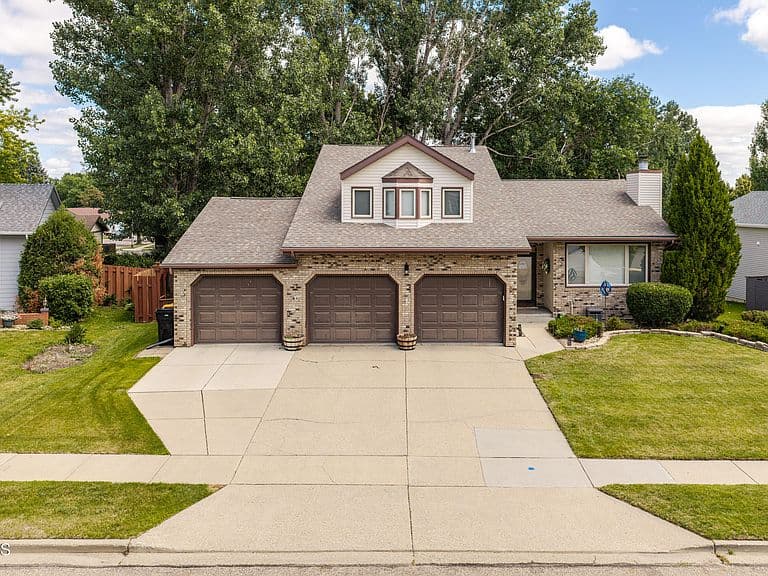 524 Assiniboin Dr photo 1