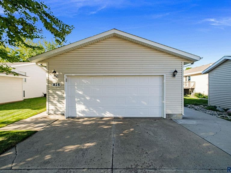 828 S Suburban Dr photo 3