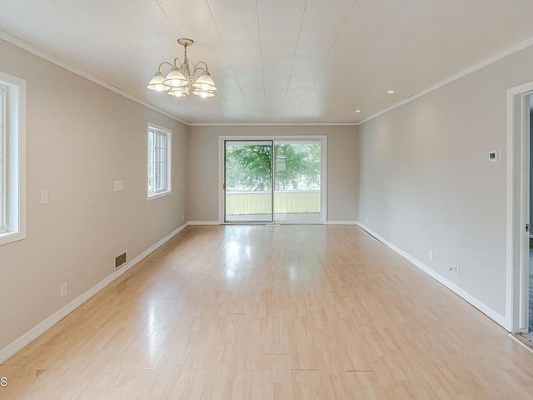 702 W Avenue A photo 4