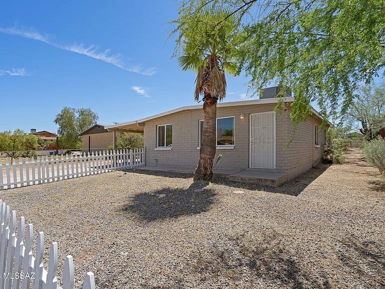 438 E Lester St photo 2
