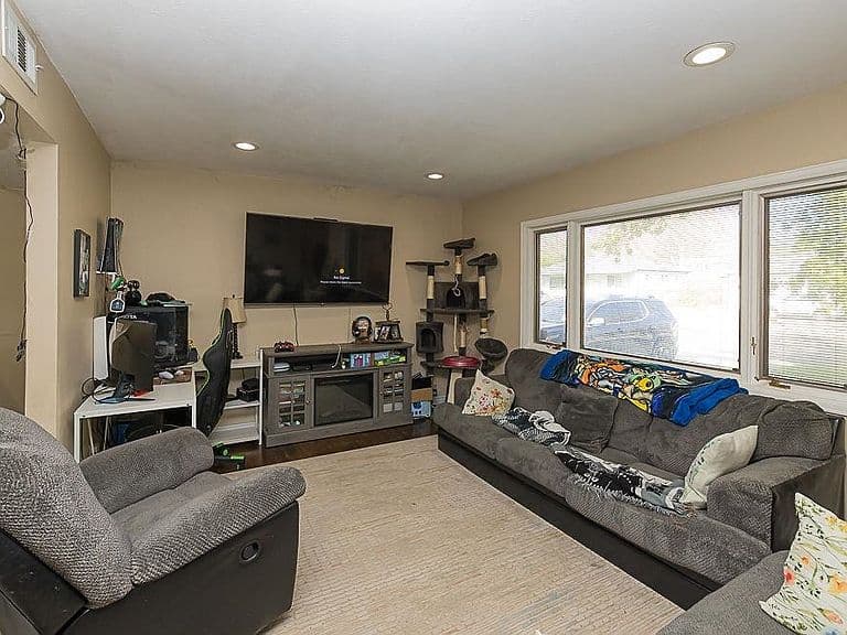241 Bramwell St photo 2