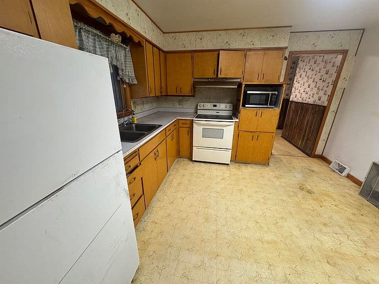 115 2nd St E photo 3