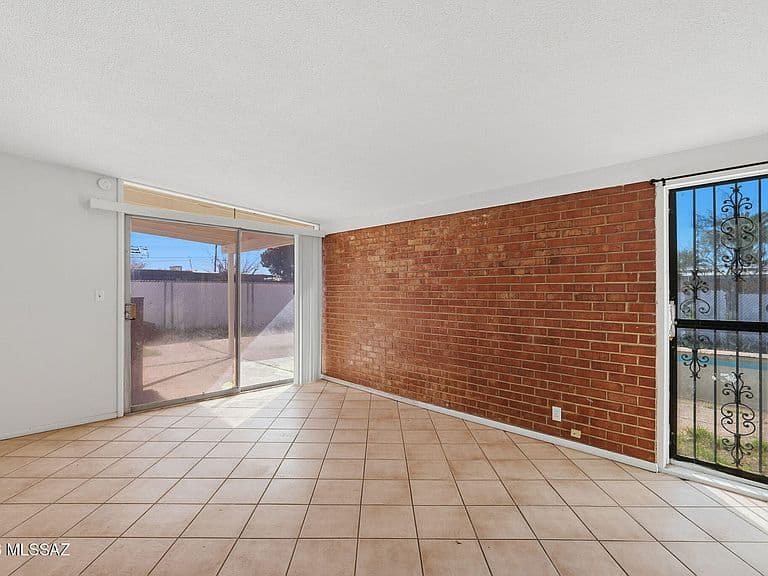 1226 E Missouri St photo 3