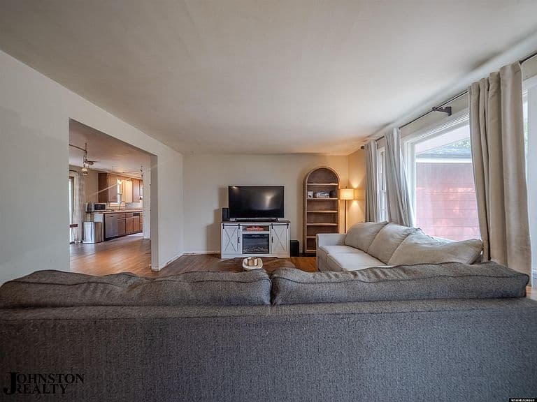 160 Valley Dr photo 4