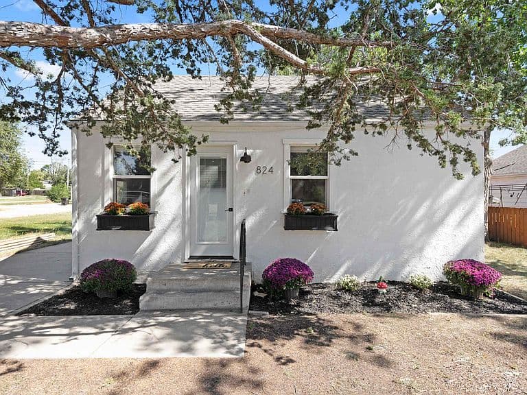 824 Holcomb Ave photo 1