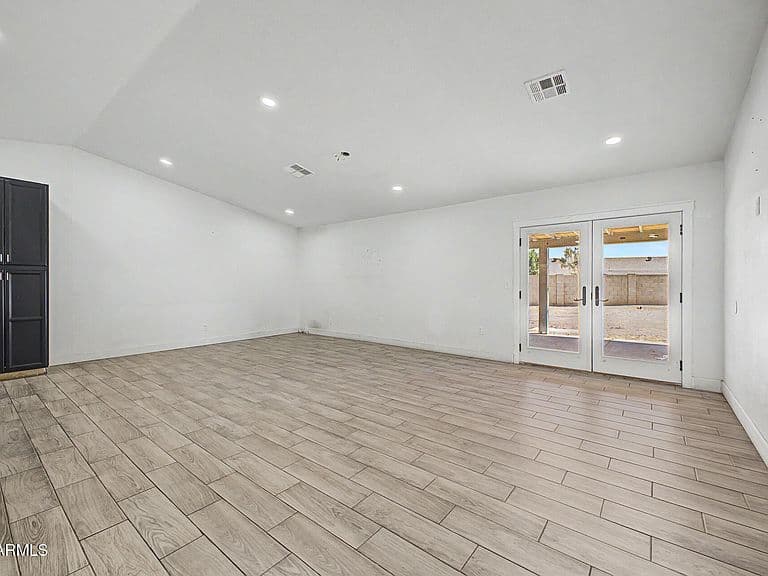 6117 W MORELAND Street photo 3