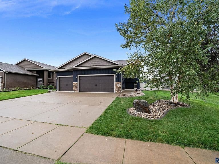 2909 S Keyrell Dr photo 2
