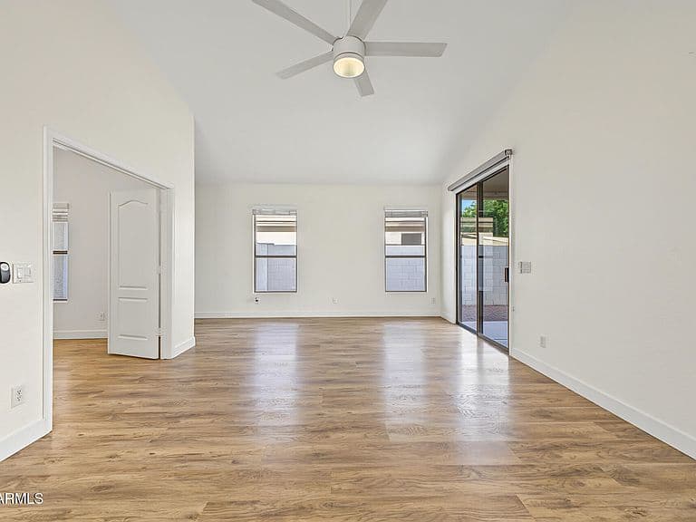 533 E KYLE Court photo 5
