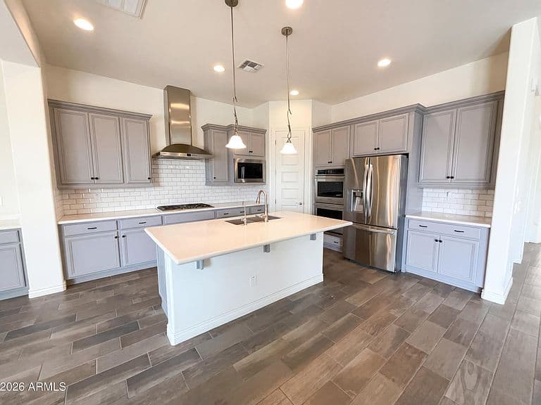 2312 E SUSAN Drive photo 2
