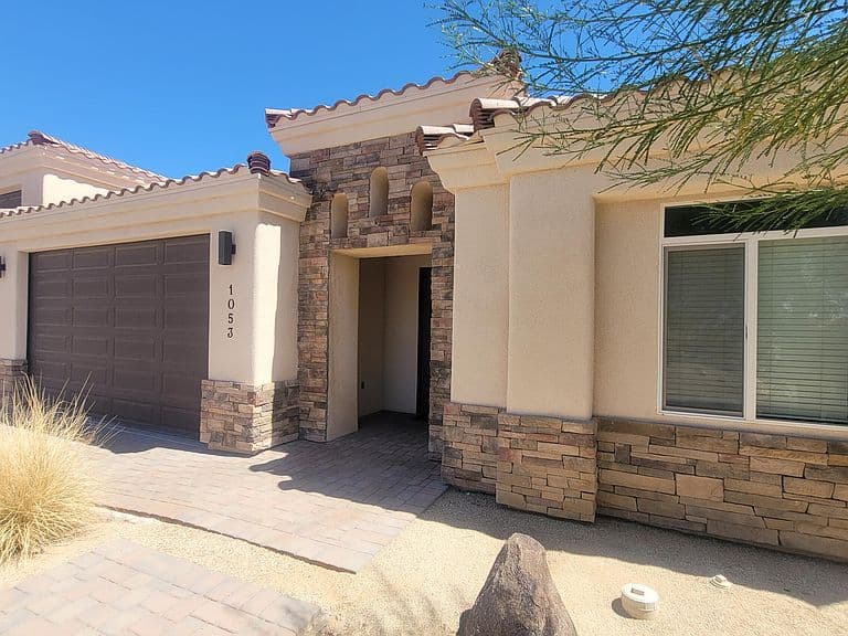 1053 Montrose Dr photo 2
