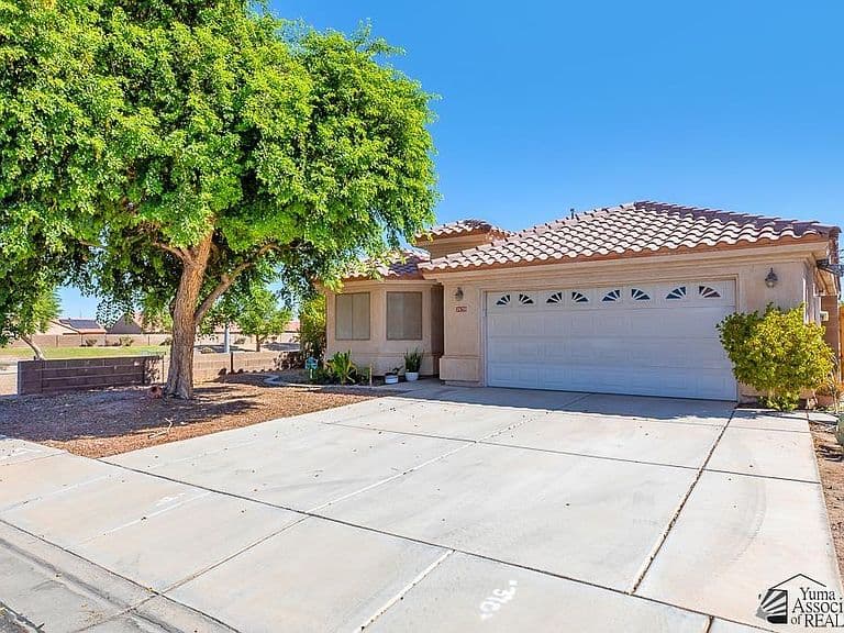 2639 S Paloma Ave photo 2