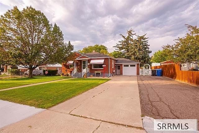 754 Dogwood St photo 1