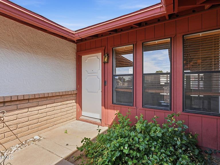 2202 E HAMPTON Avenue photo 2