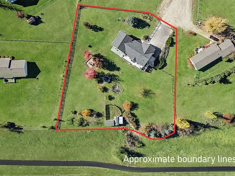 183 Courtyard Way photo 3