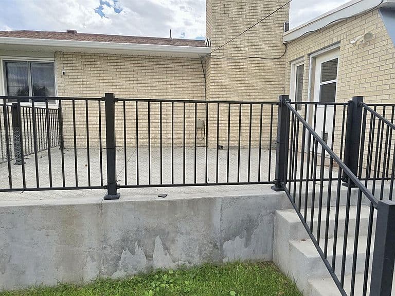 822 Evergreen St photo 2