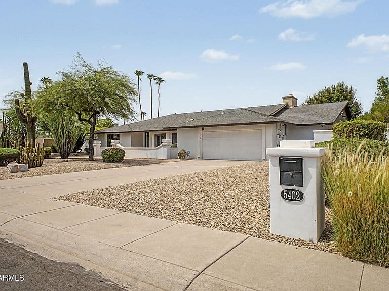 5402 E LAUREL Lane photo 5