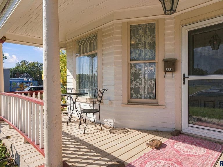 223 S Prairie Ave photo 4