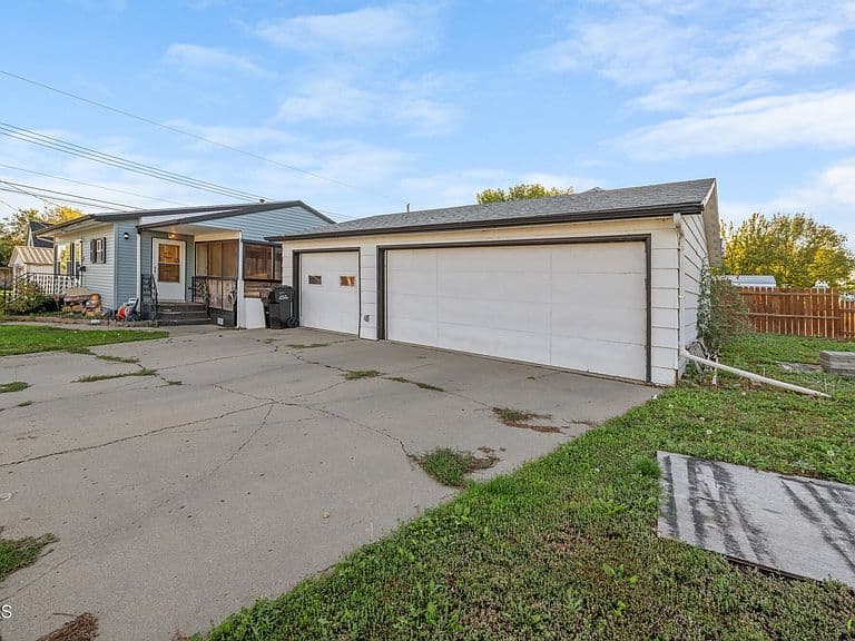 311 9th Ave W photo 4