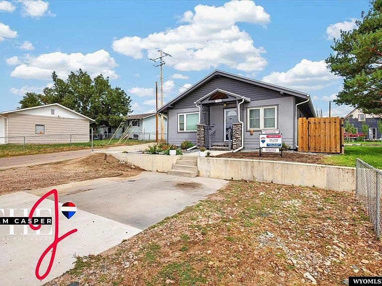 1326 E K St photo 2