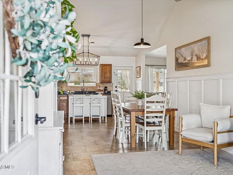 2019 E Butler St photo 2