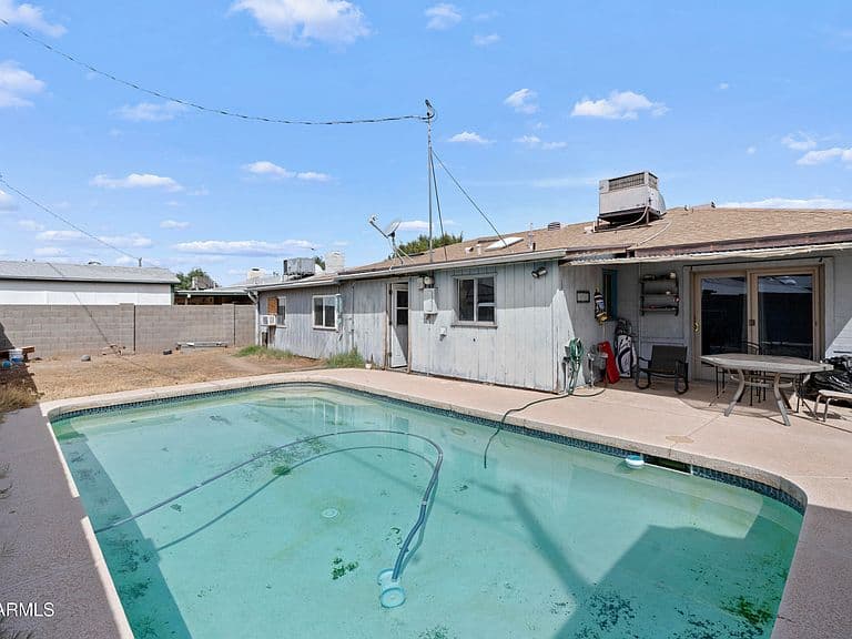 3401 W LAUREL Lane photo 1