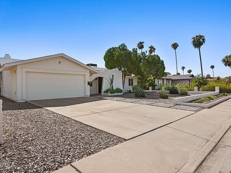 1135 E BELL DE MAR Drive photo 4