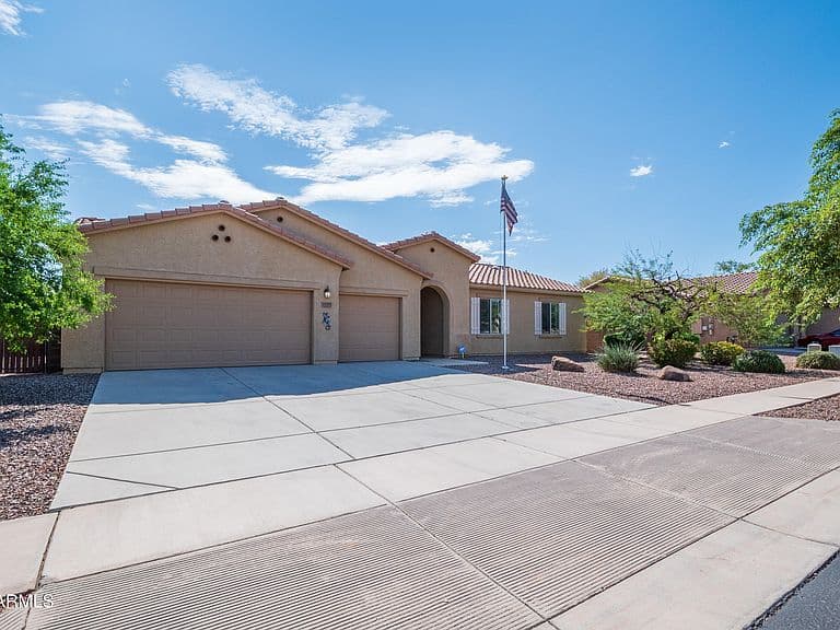 5537 W HUNTINGTON Drive photo 2
