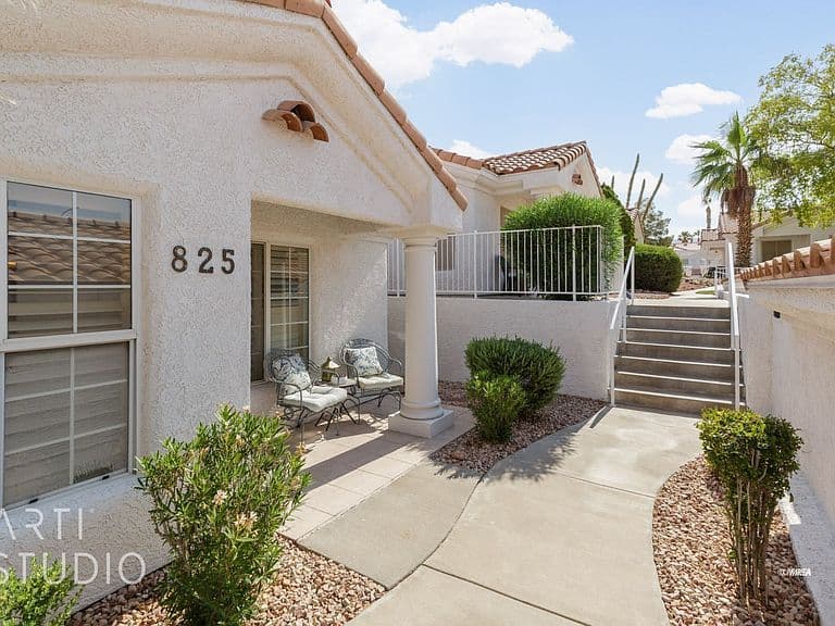 825 Mesa Blvd photo 2