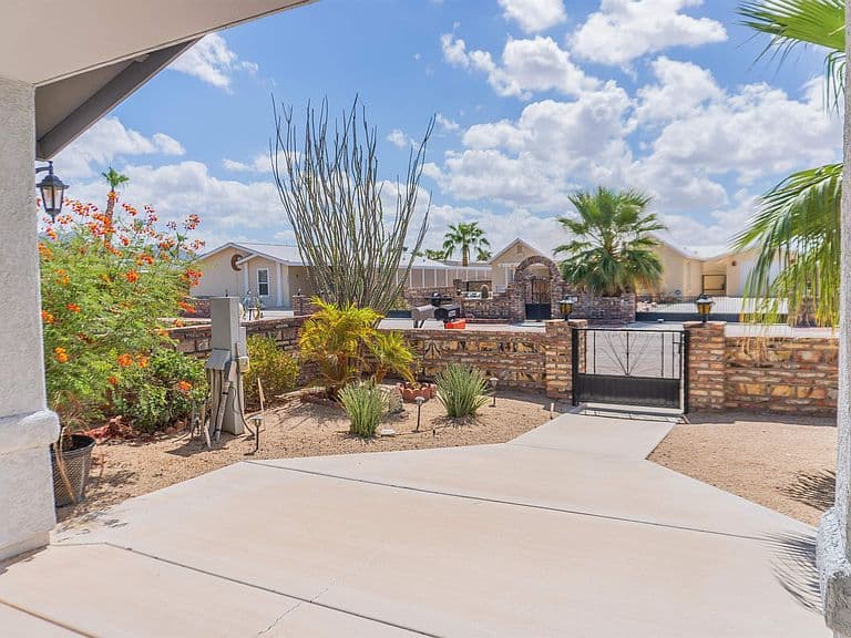 13664 E 52nd Dr photo 3