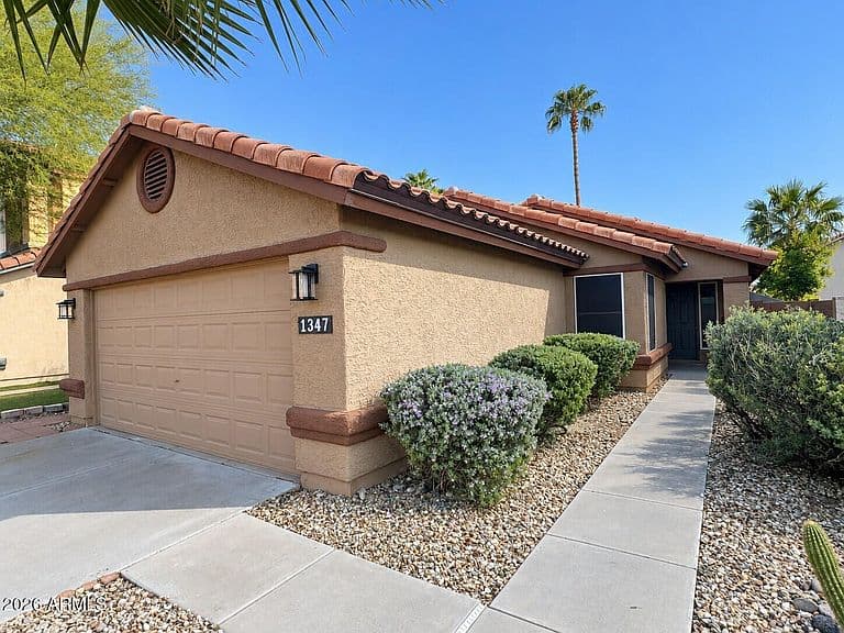 1347 E MURIEL Drive photo 3