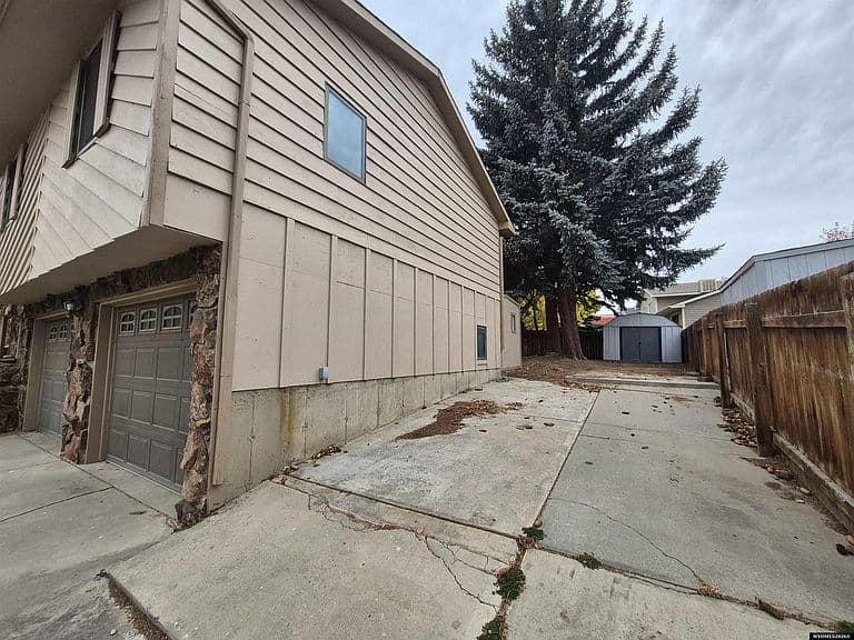 1215 Midwest Dr photo 2