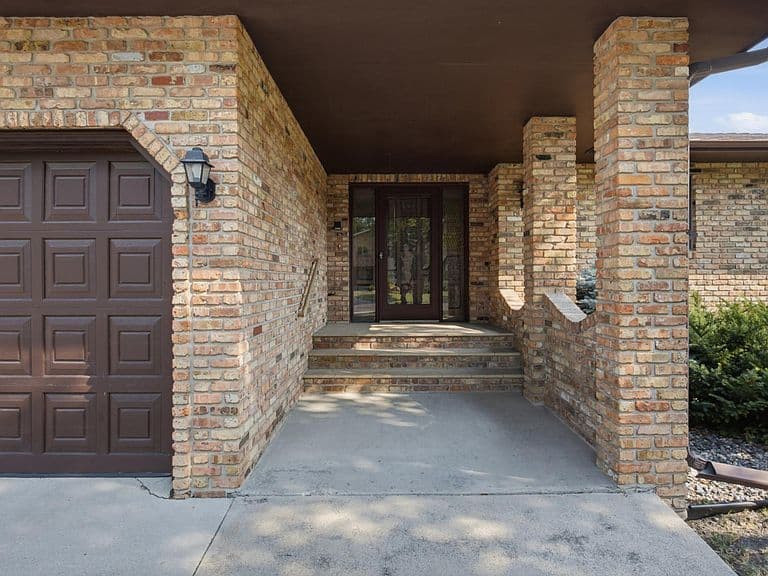 120 Prairiewood Dr S photo 3