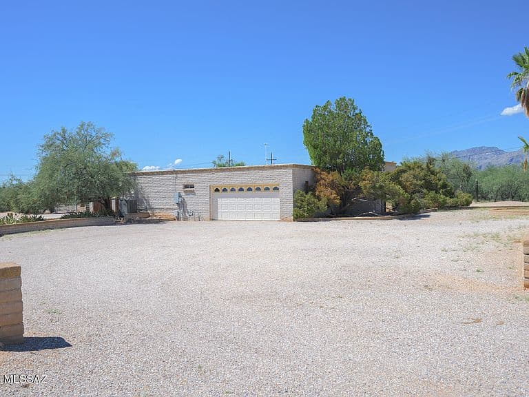 3195 N Homestead Pl photo 3