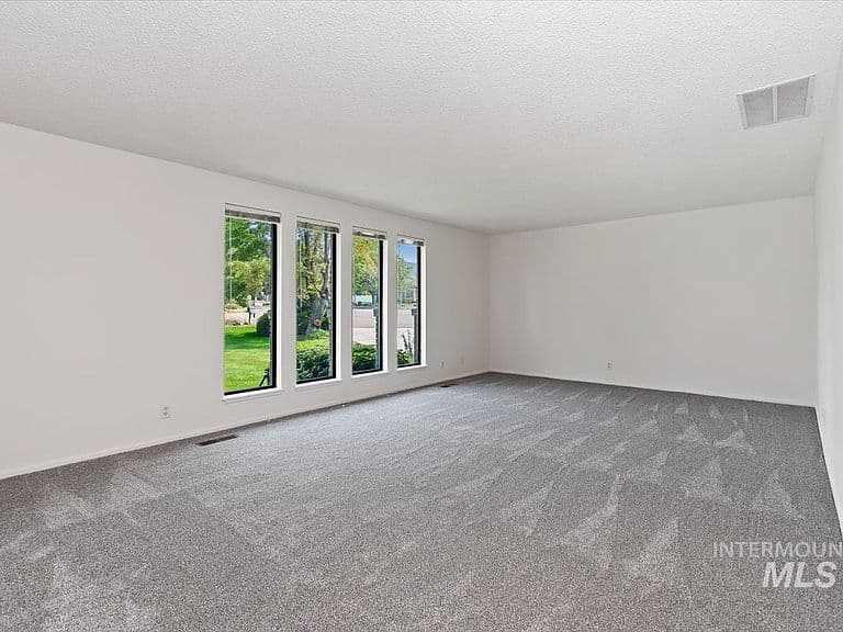 931 Sherman Way photo 5