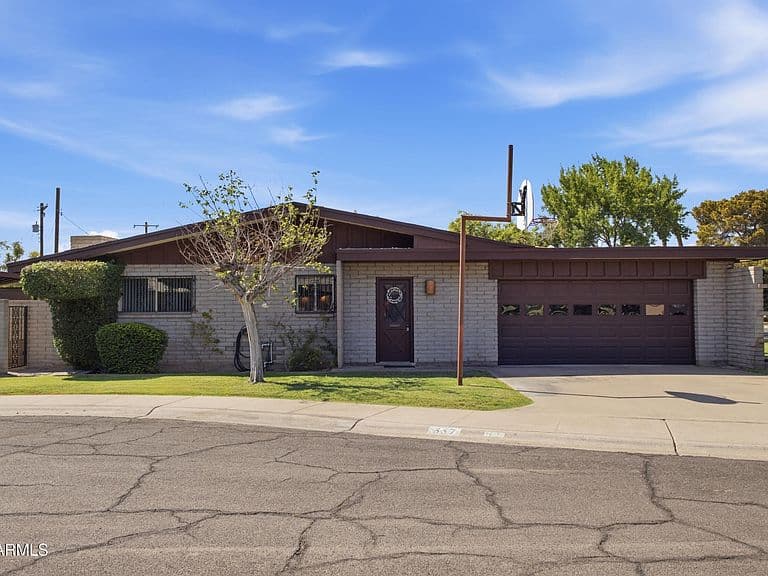 337 E GENEVA Drive photo 2