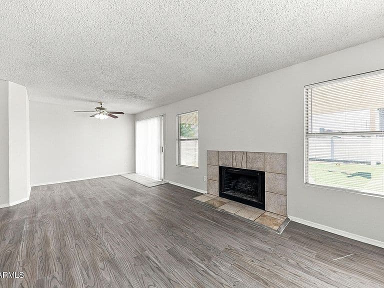 1401 E KERRY Lane photo 4