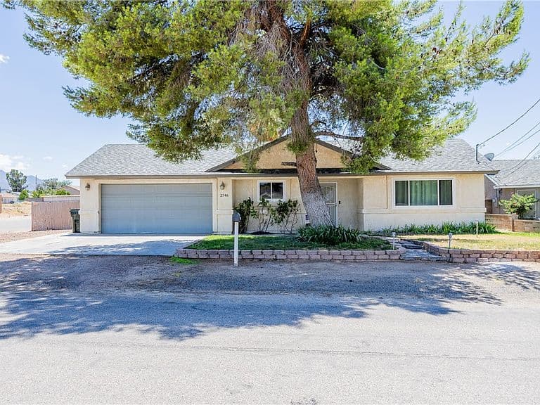 2746 Ross Avenue photo 1