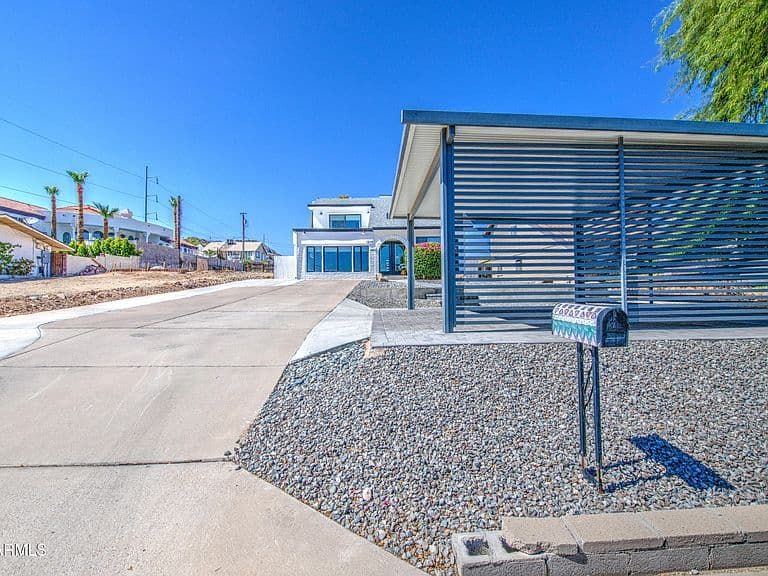 1214 E DESERT COVE Avenue photo 3