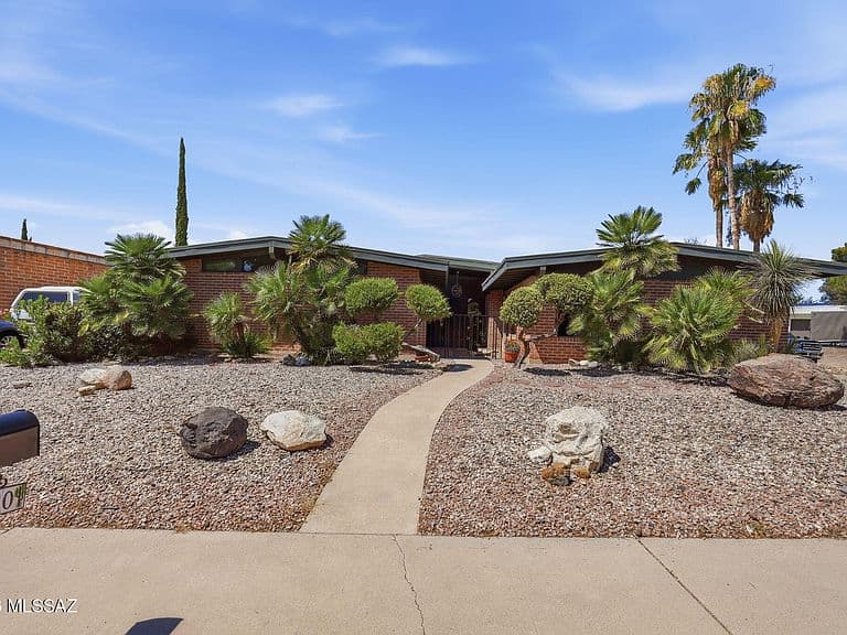 2420 S Camino Seco photo 1