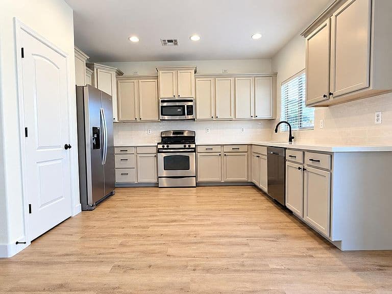 1016 W BASSWOOD Avenue photo 5