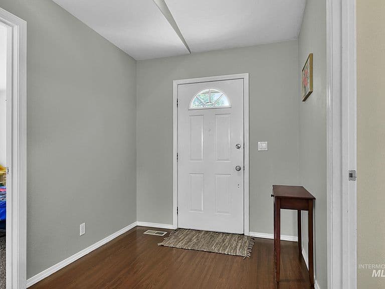 492 E Addeson St photo 5