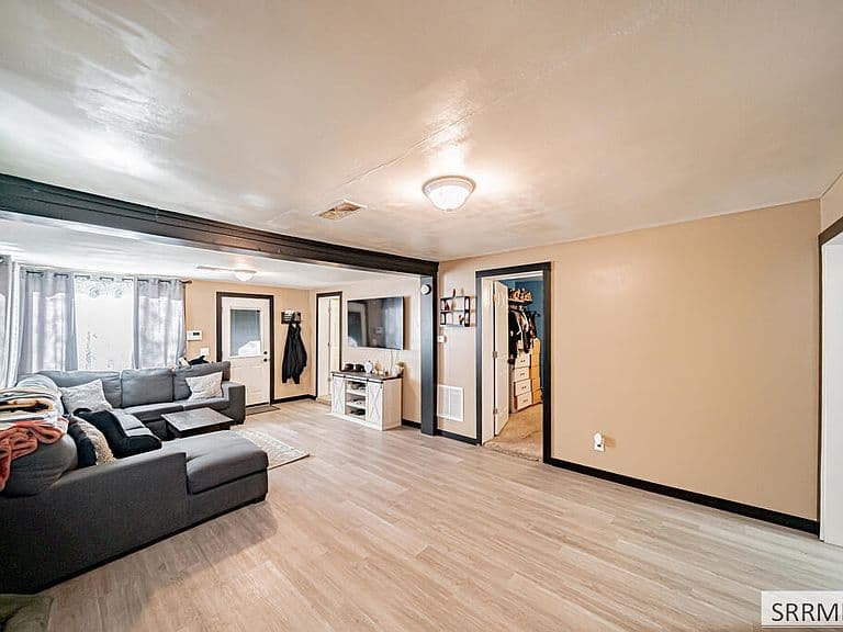217 2nd St photo 3