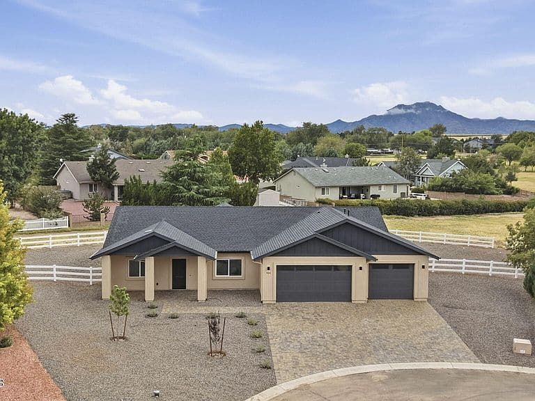 934 Aubrey Ln photo 3