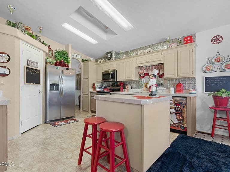 811 E WASHINGTON Street photo 2