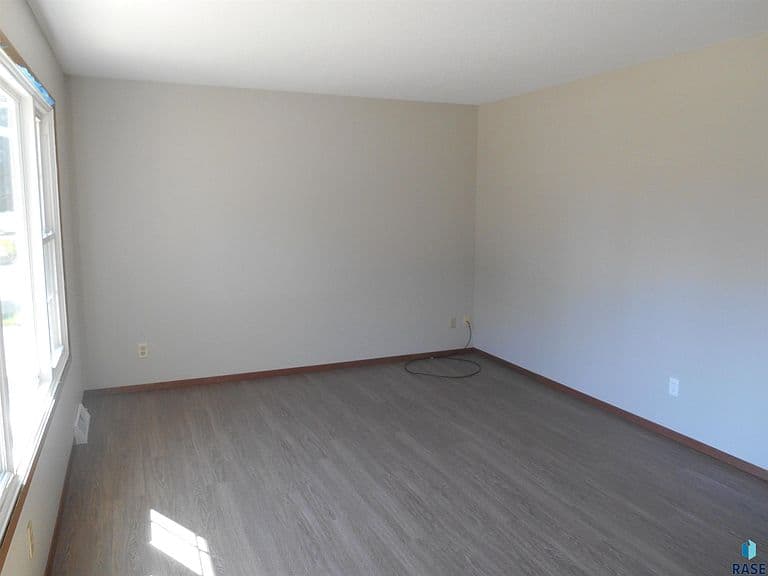 4105 S Holbrook Ave photo 3