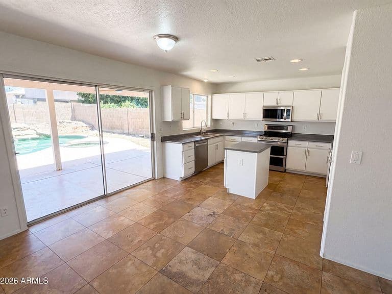 10860 W LONE CACTUS Drive photo 2