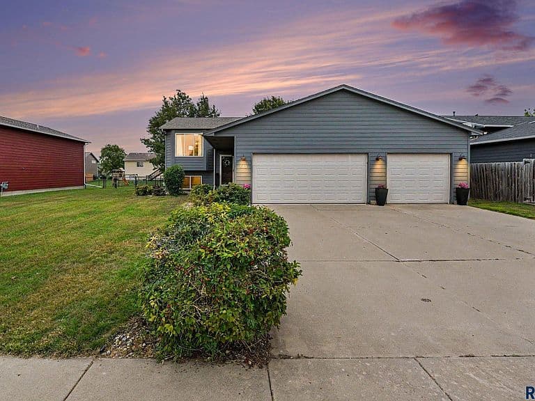 610 Teddy St photo 1
