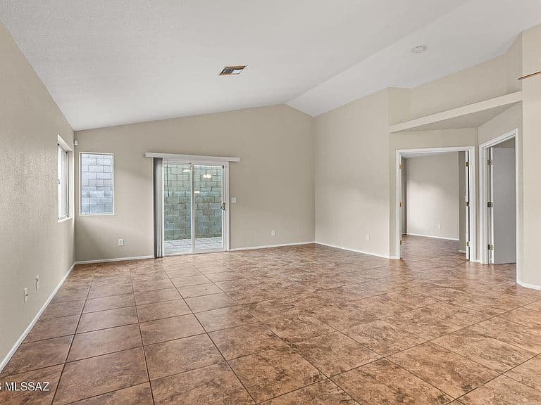 2555 W Brogan St photo 4
