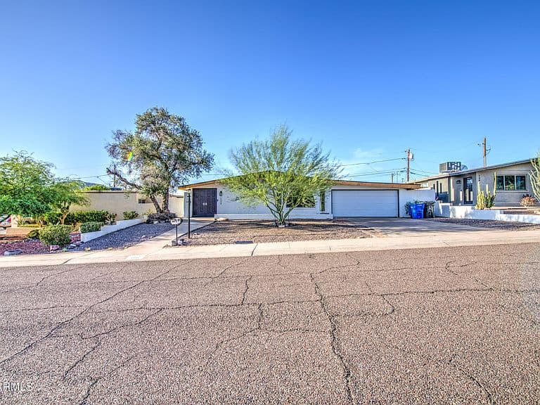 1340 E Townley Avenue photo 1